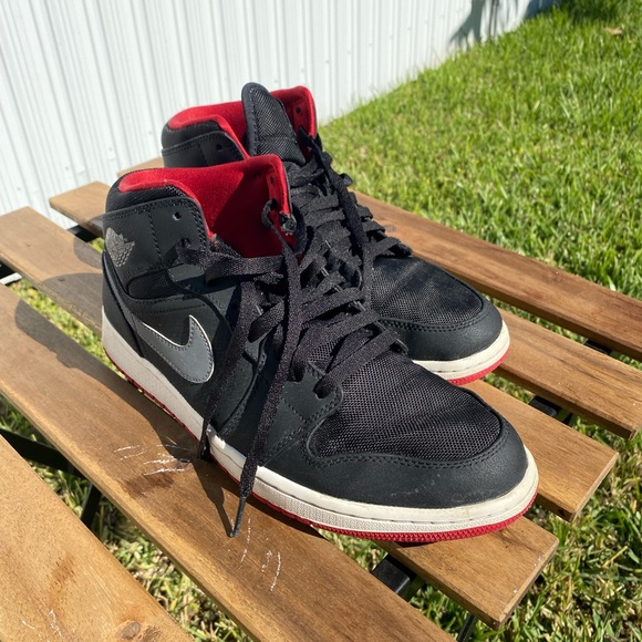 Air Jordan Retro 1 Mid Cool Grey-Black Bred edition. - Picture 6 of 10